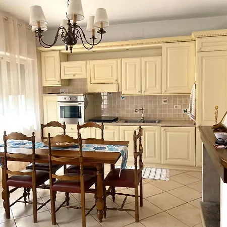 Apartament In By The Sea